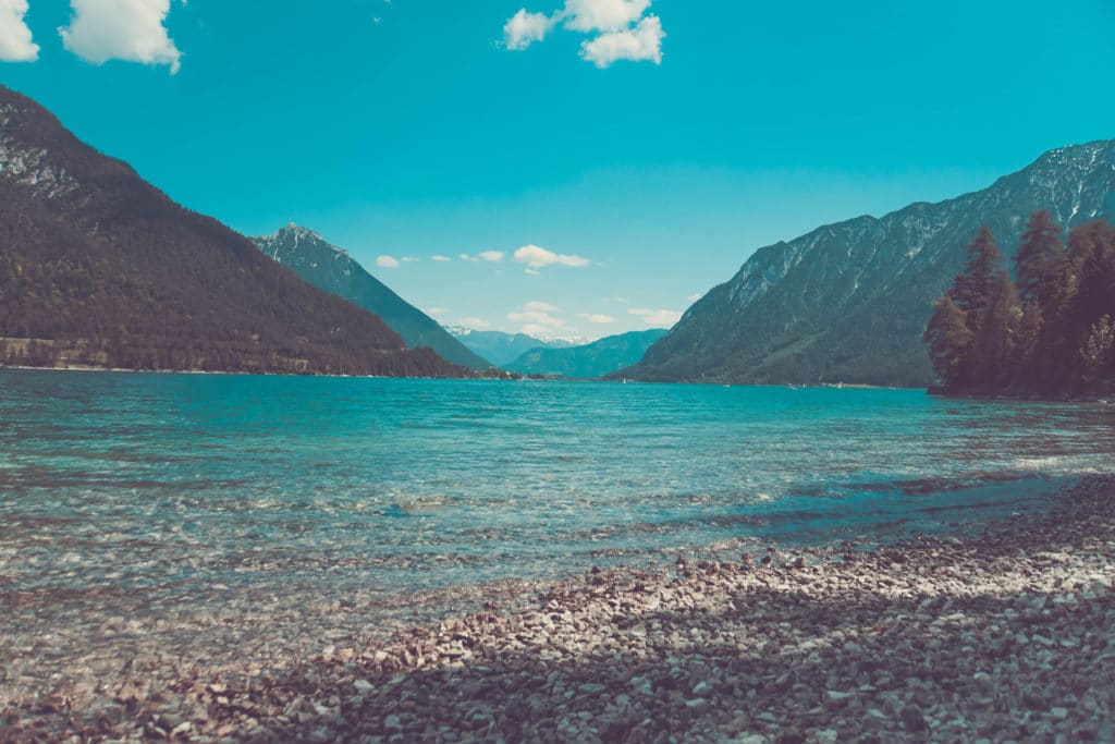 Der traumhafte Achensee in Österreich – hier kann man auch mit Hund schwimmen